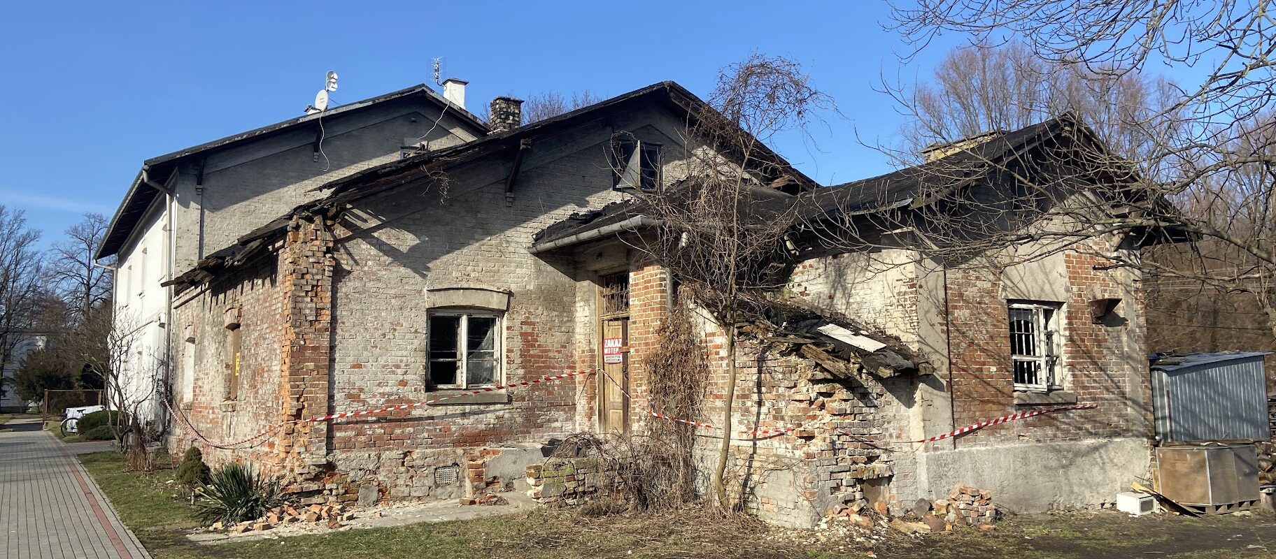 Zabytkowa oficyna dworska w Falentach
